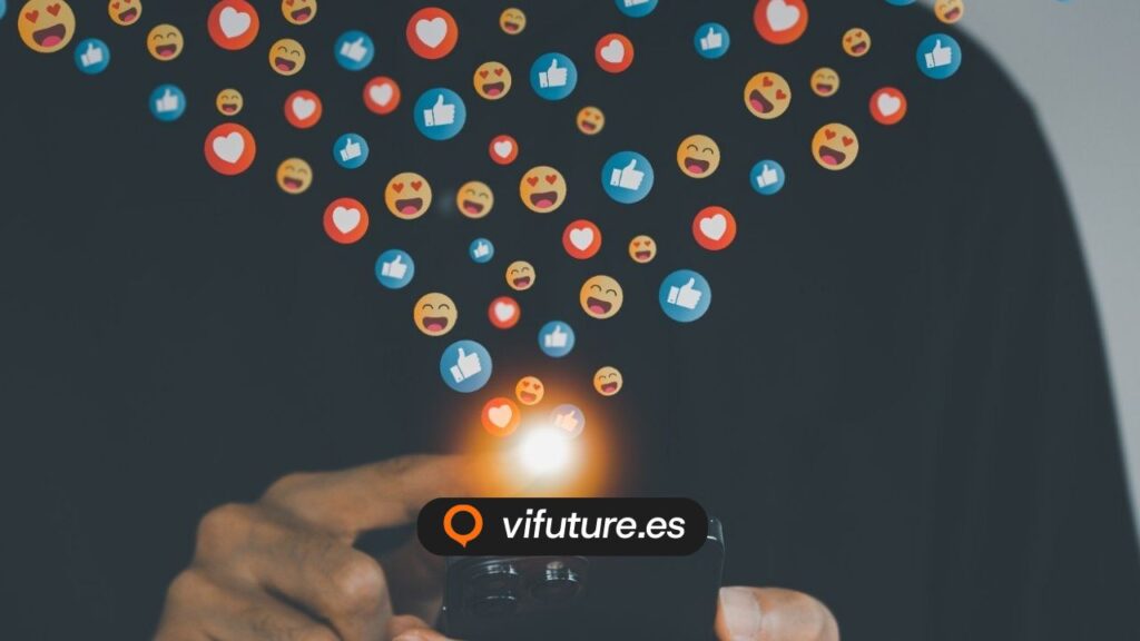 Manos con móvil e iconos flotantes para agencia social media