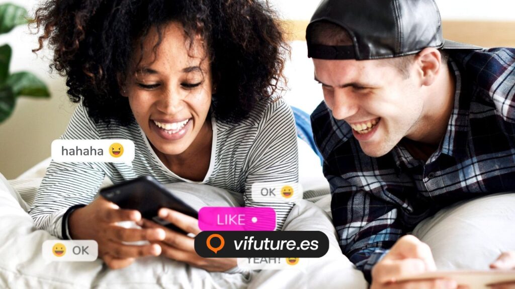 Personas sonriendo con móvil para agencias de social media
