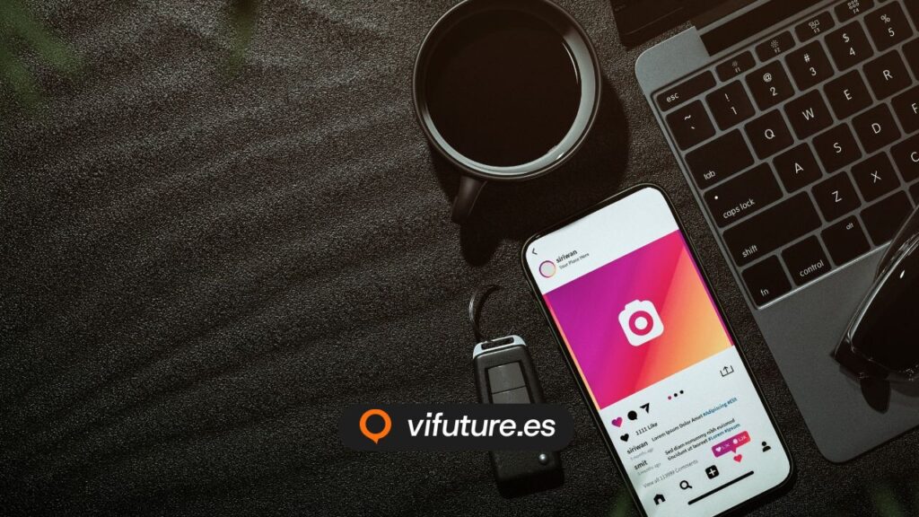 Smartphone con Instagram junto a café para community manager agencia