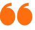 Signo de comillas naranja para testimonios de agencia de marketing digital