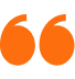 Signo de comillas naranja para testimonios de agencia de marketing digital