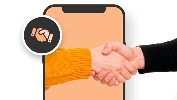 Dos personas dándose un apretón de manos en agencia de posicionamiento
