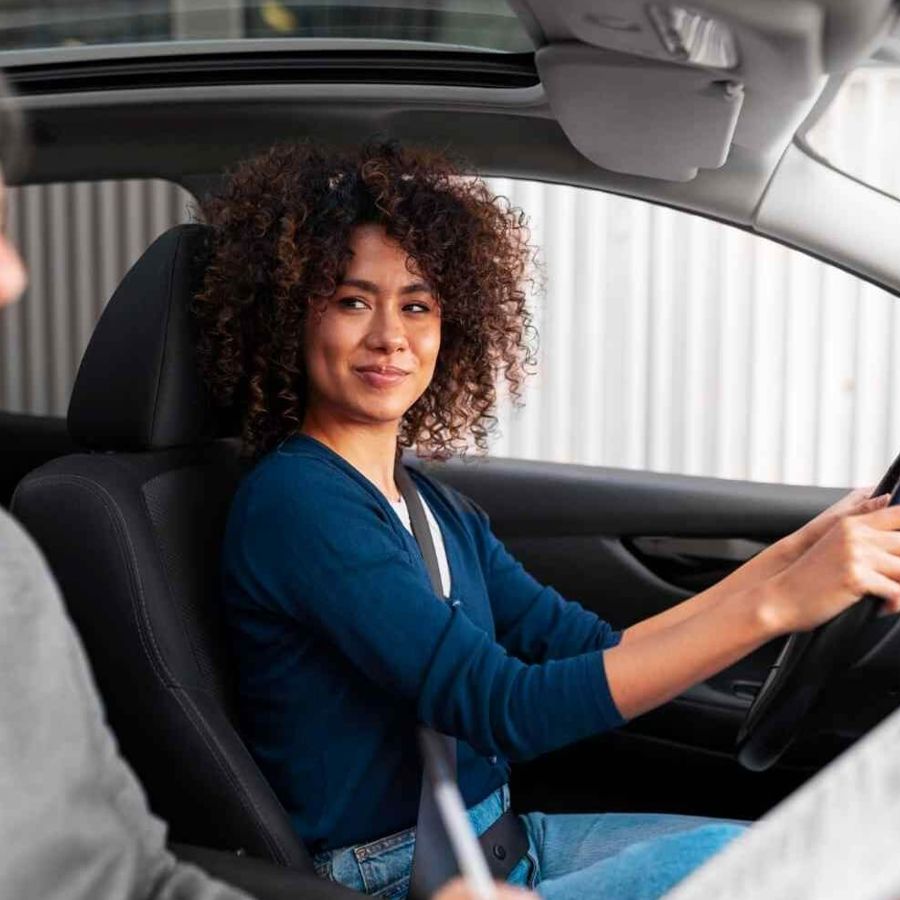Chica con cinturón en coche mirando a su acompañante para diseño web corporativo