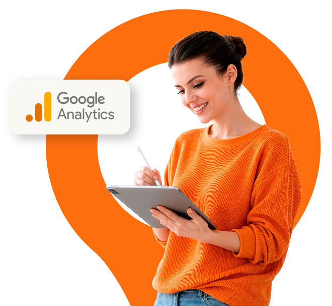 Chica sonriente con jersey naranja usando tablet para posicionamiento página web