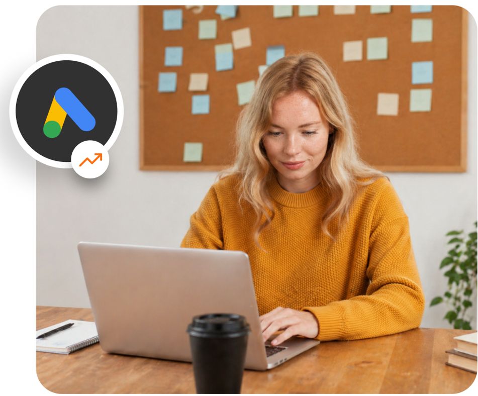 Chica con un ordenador valorando campaña de una agencia google ads