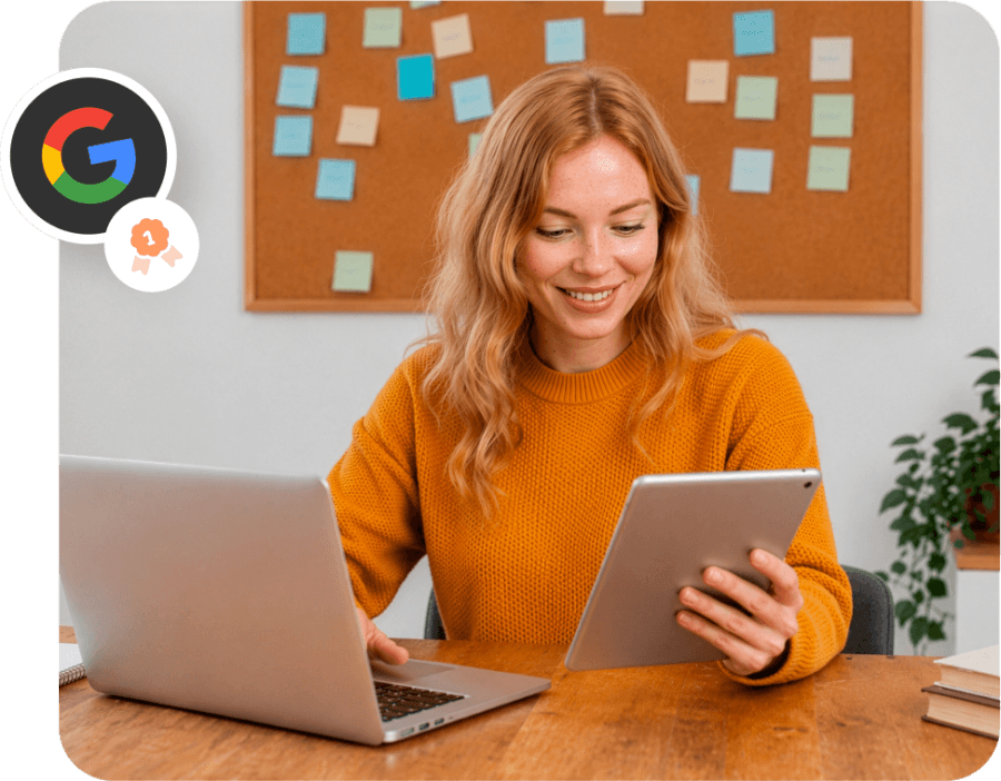 Chica rubia en oficina mirando tablet sobre posicionamiento en buscadores