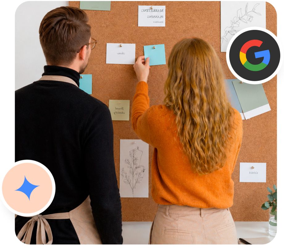 Chica y chico organizando su empresa para potenciar posicionamiento seo