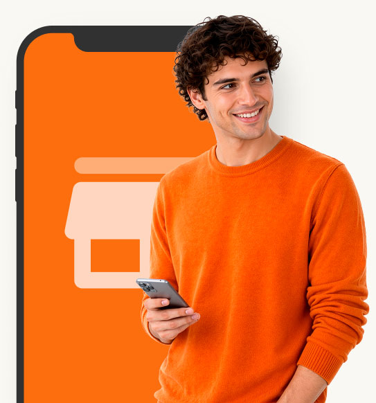 Chico con jersey naranja y móvil simulando especialista en posicionamiento web