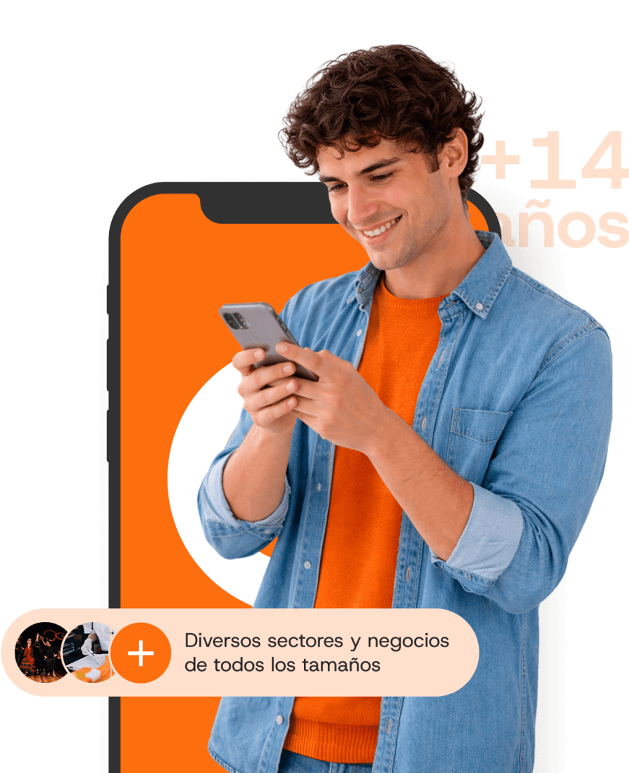 Chico con móvil gestionando campañas con su Agencia de publicidad digital