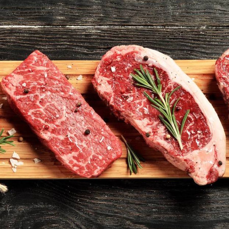 Chuletas de carne fresca en fuente de madera para diseño de tienda online