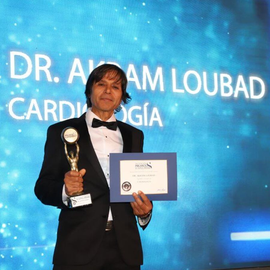 Doctor Loubad posando en una gala con premios para su diseño web