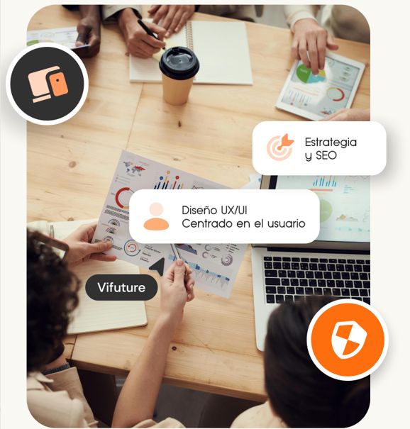 Cuatro personas trabajando con ordenador y papeles en un diseño web profesional