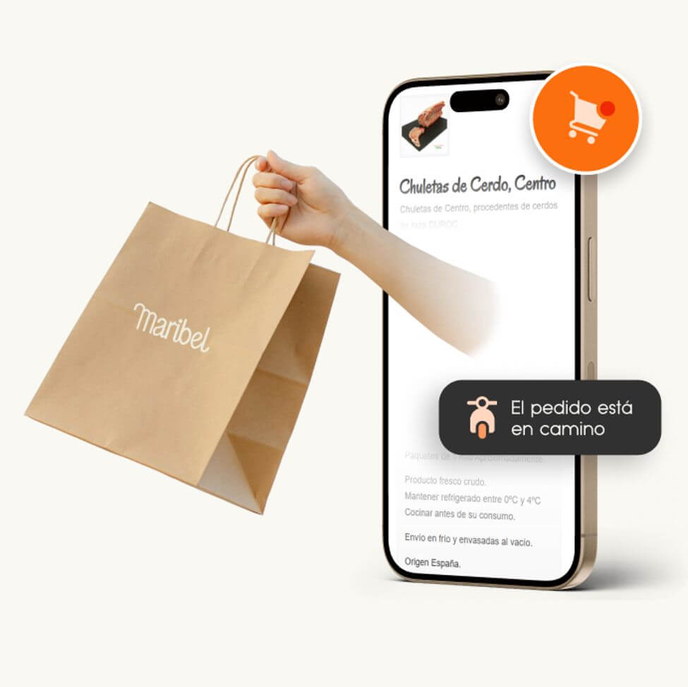 Mano con bolsa de papel y móvil mostrando aplicación de ecommerce
