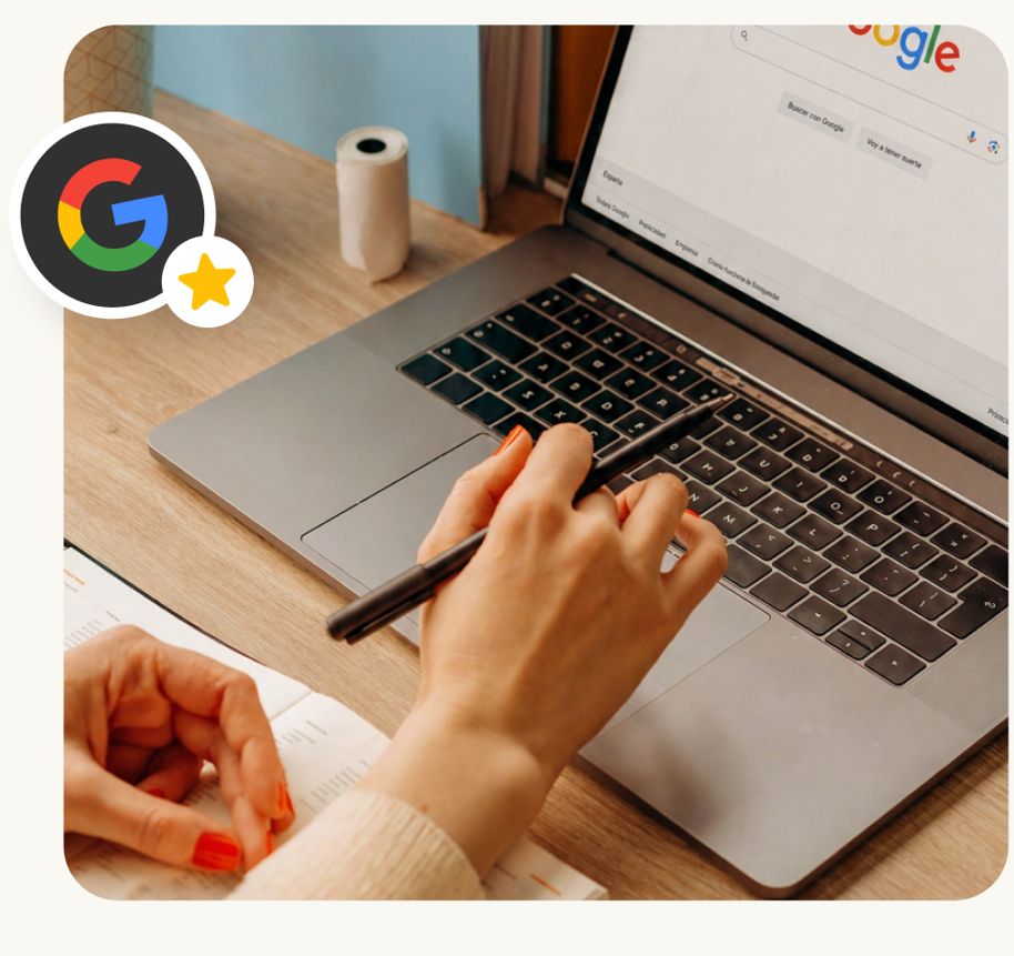 Manos femeninas trabajando en portátil sobre mesa para agencia marketing online