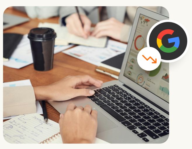 Manos trabajando con papeles y portátil sobre mesa para un diseño web