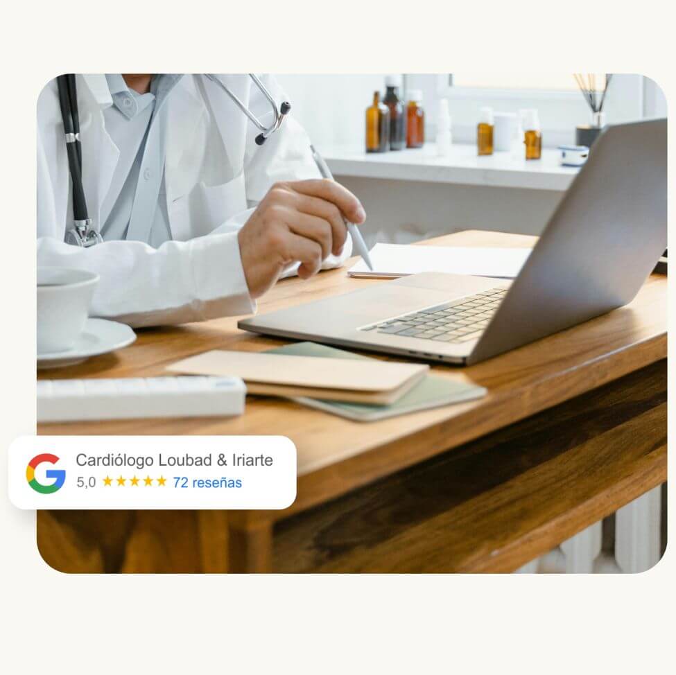 Médico en escritorio mirando ordenador y tomando notas para página web