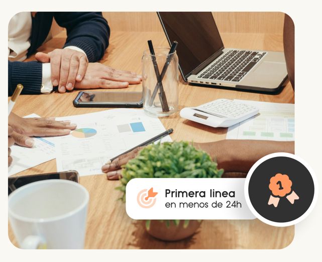 Mesa con papeles, calculadora, planta y manos de equipo en agencia sem