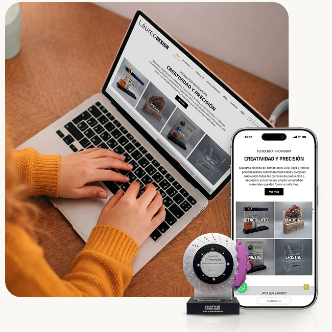 Persona usando portátil y móvil con web médica para desarrollo página web