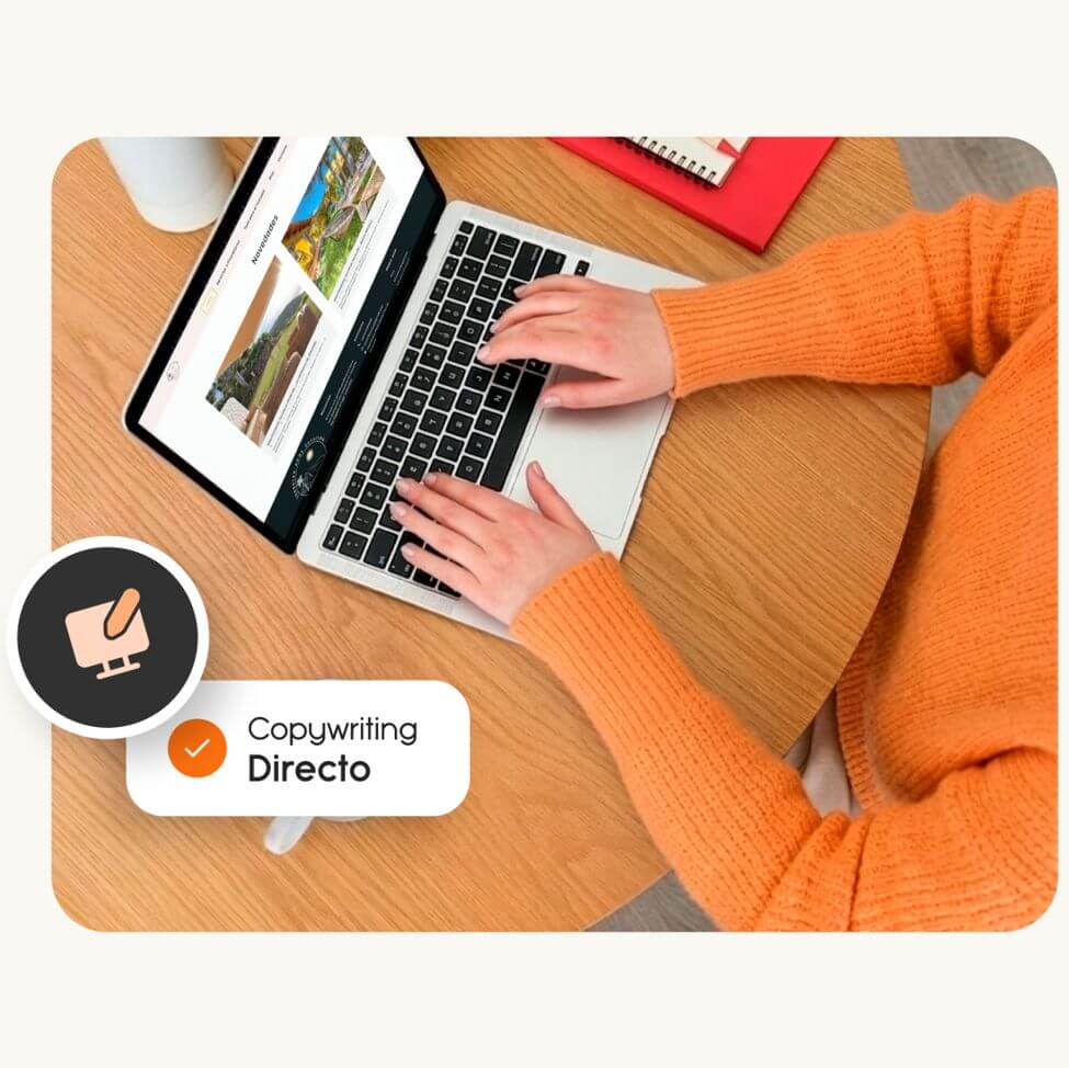 Persona con jersey naranja tecleando en portátil para desarrollo web