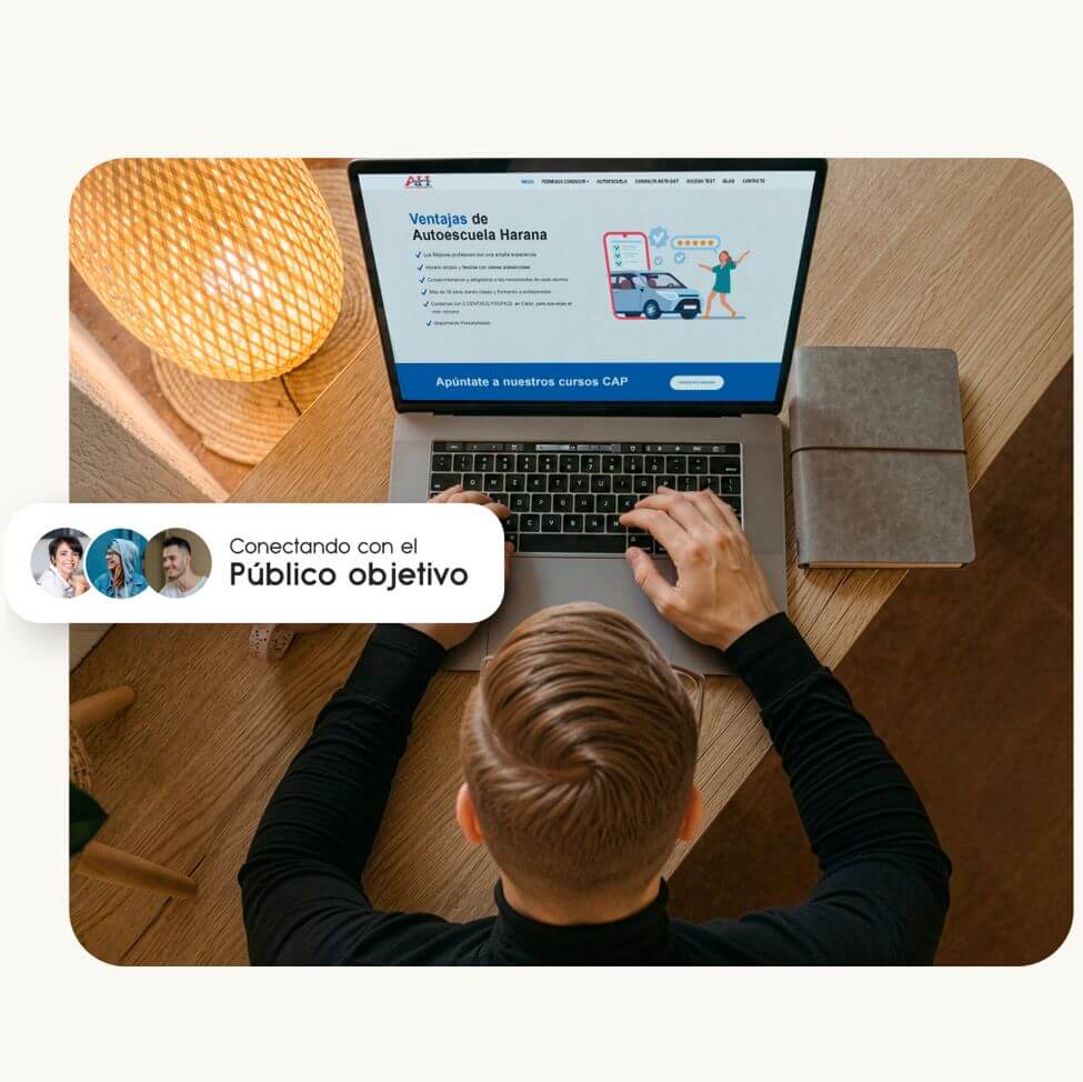 Persona de espaldas tecleando en portátil con diseño web de autoescuela