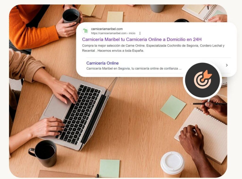 Personas en mesa de oficina con ordenadores y café analizando seo local