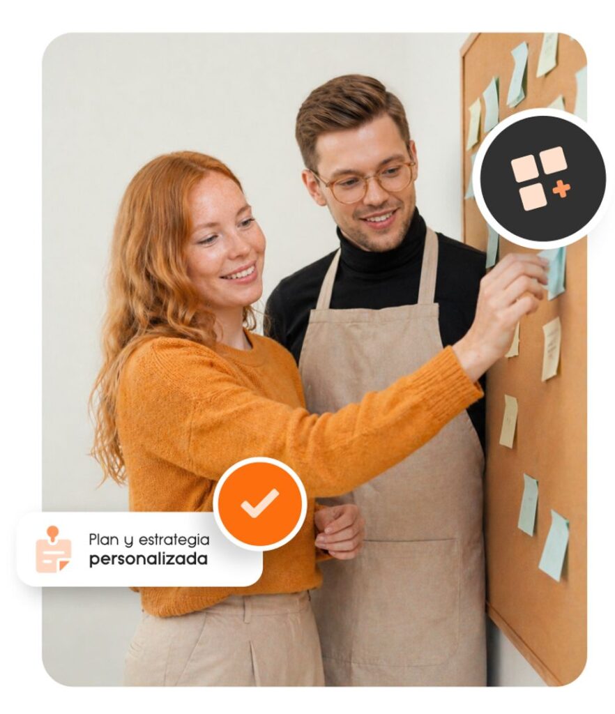 Dos personas organizando notas en corcho para servicios de marketing digital