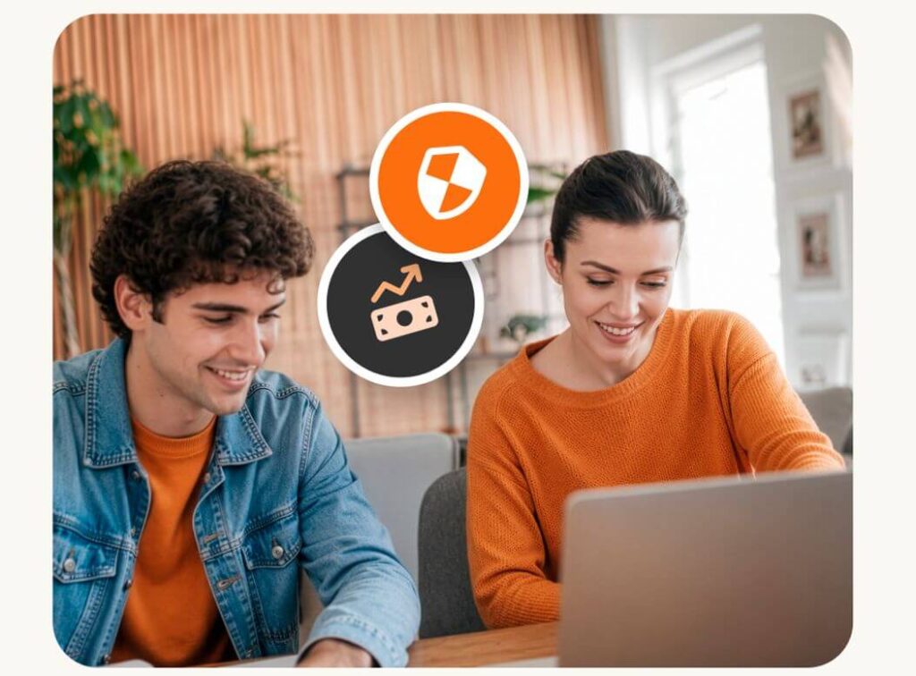 Personas mirando portátil con iconos financieros para estrategia de posicionamiento local