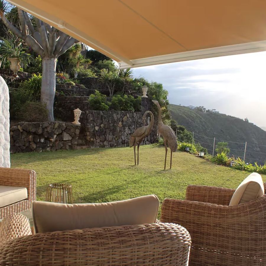 Terraza con sillones de mimbre y vistas para empresa desarrollo web