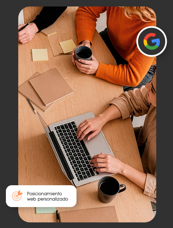 Tres personas trabajando con ordenador y café en mesa de agencia seo