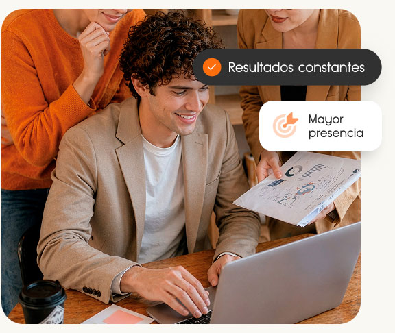 Tres personas revisando trabajo en ordenador sobre posicionamiento orgánico
